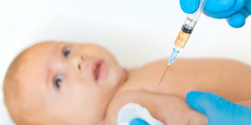 Kabinet gaat baby’s RSV-prik aanbieden, die niet zonder risico’s is