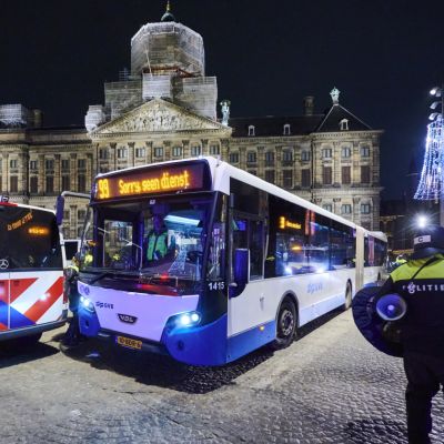 Politie Amsterdam gebruikt buitensporig geweld tegen weerloze demonstranten