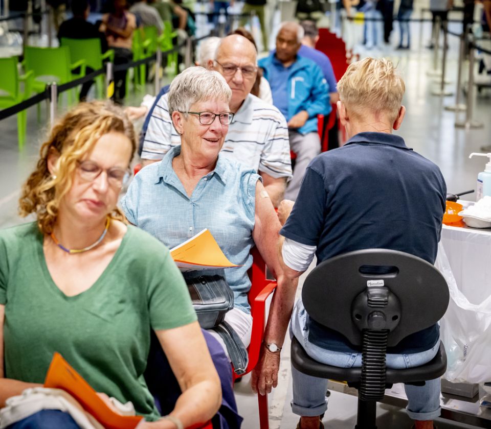 Nieuwe studie over effectiviteit coronavaccins fel bekritiseerd