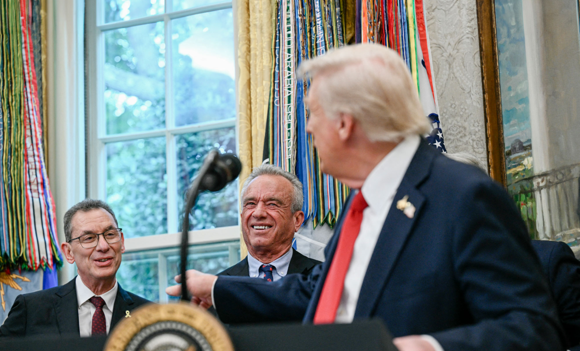 “Ongelooflijke zet” Trump en Kennedy wekken woede met Pfizer-deal 