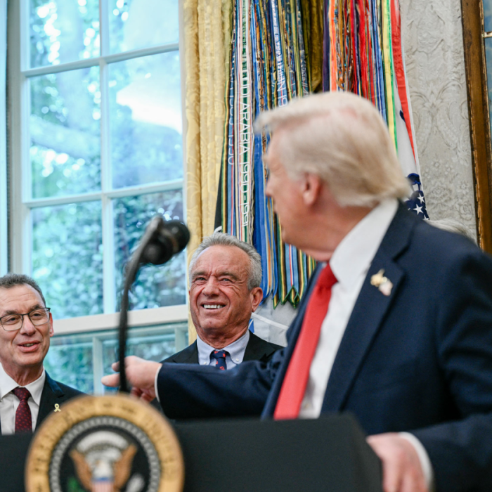 “Ongelooflijke zet” Trump en Kennedy wekken woede met Pfizer-deal 