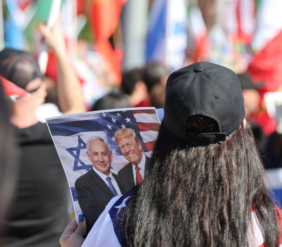 “Israël heeft Trump volledig in de tang”